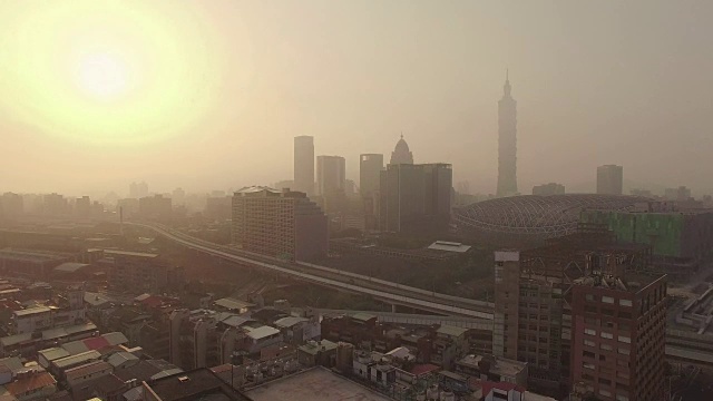 鸟瞰图的城市台北在黎明，台湾视频素材