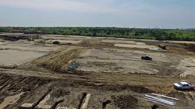 高白天时间阳光角建设庭院剥离土地在无人机的景色与戏剧性的日落背景奥斯汀德克萨斯圆石TX新家庭社区视频素材