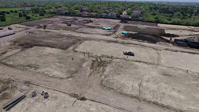 高白天时间阳光角建设庭院剥离土地在空中无人机视图与戏剧性的背景奥斯汀德克萨斯圆石TX新家庭社区视频素材