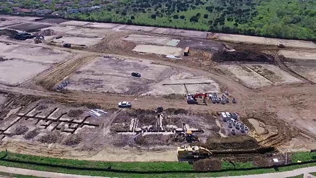 真的远广角视图高白天时间阳光角建设庭院剥离土地无人机视图与戏剧性的背景奥斯汀德克萨斯圆石TX新家庭社区视频素材