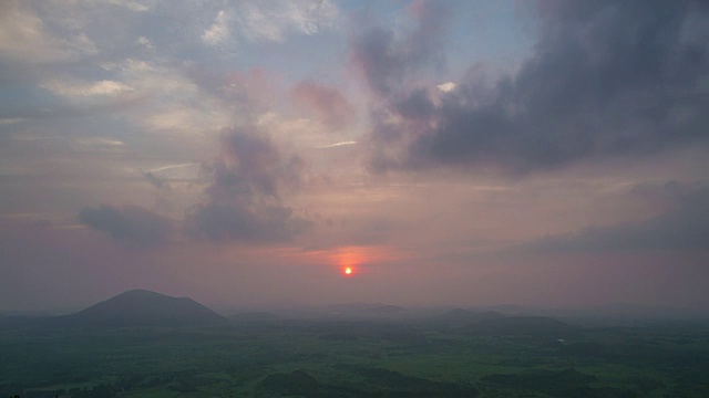 Nopeun oreum火山锥在日出时的雾景观视频素材