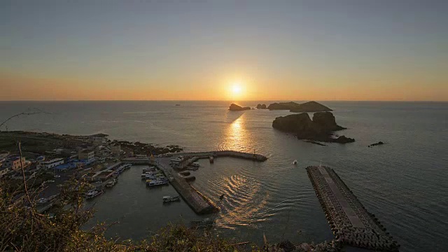 日落到夜晚的查格维多岛海景视频素材