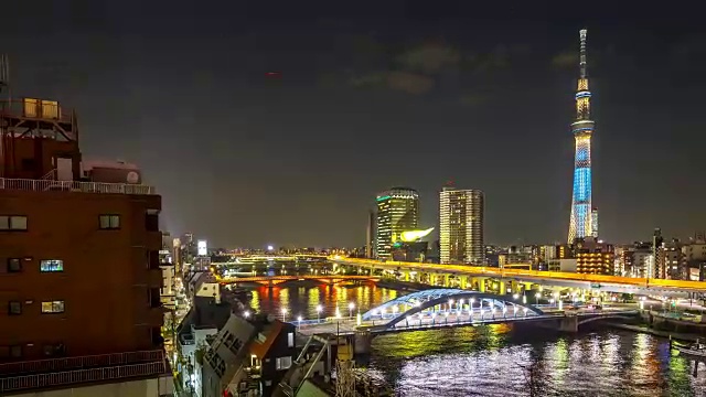 4K延时:鸟瞰图东京天空树日本的夜晚视频素材