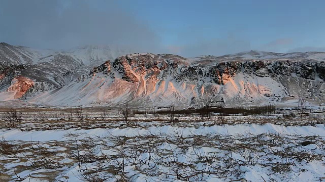 冰岛西南部的埃斯加山脉上空，黎明时分视频素材