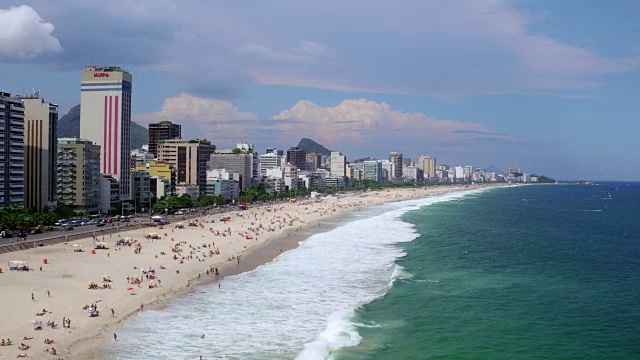 鸟瞰图的伊帕内玛海滩在里约热内卢de janeiro，巴西视频素材