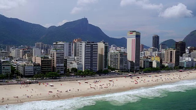 鸟瞰图的伊帕内玛海滩在里约热内卢de janeiro，巴西视频素材