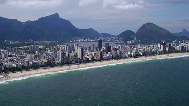 鸟瞰图的伊帕内玛海滩在里约热内卢de janeiro，巴西视频素材