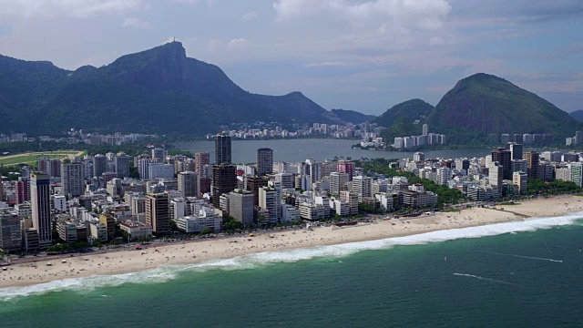 鸟瞰图的伊帕内玛海滩在里约热内卢de janeiro，巴西视频素材