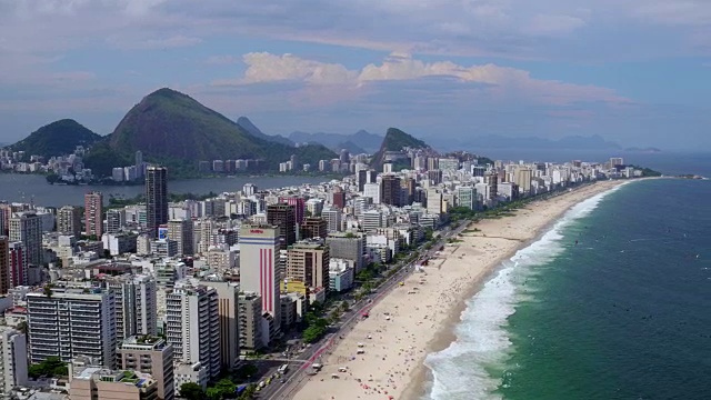 鸟瞰图的伊帕内玛海滩在里约热内卢de janeiro，巴西视频素材