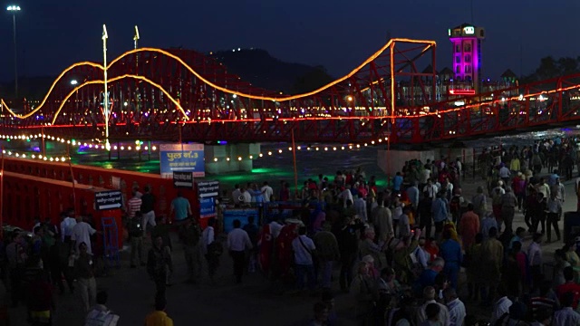 印度北阿坎德邦哈德瓦尔恒河岸边哈尔基堡里的夜景视频素材