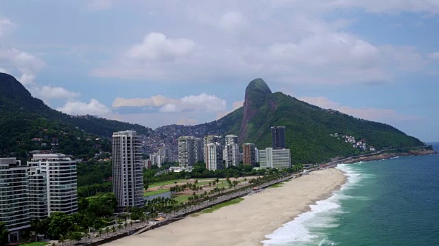 鸟瞰图S孔拉多海滩在里约热内卢de janeiro，巴西视频素材