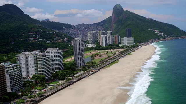 鸟瞰图S孔拉多海滩在里约热内卢de janeiro，巴西视频素材