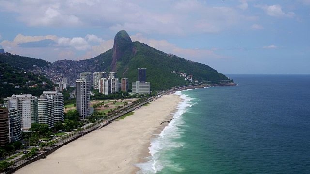 鸟瞰图S孔拉多海滩在里约热内卢de janeiro，巴西视频素材