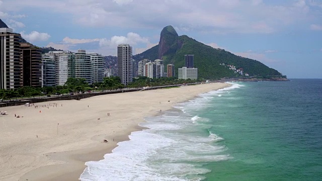 鸟瞰图S孔拉多海滩在里约热内卢de janeiro，巴西视频素材