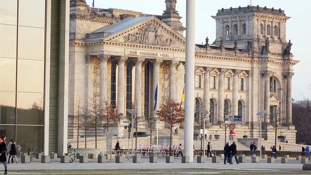 MS Shot of Reichstag Building / Berlin，德国视频素材