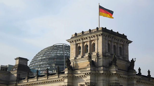 MS Shot of Reichstag Building / Berlin，德国视频素材