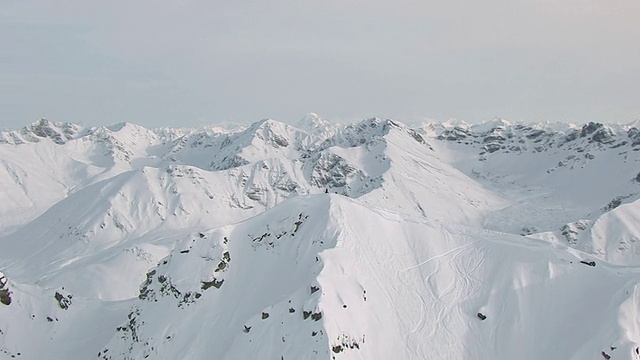 图为美国阿拉斯加州塔尔基特纳山和山顶滑雪者的照片视频素材