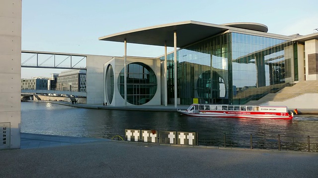 MS Shot of Spree river and Marie Elisabeth Luders Haus /柏林，德国视频素材