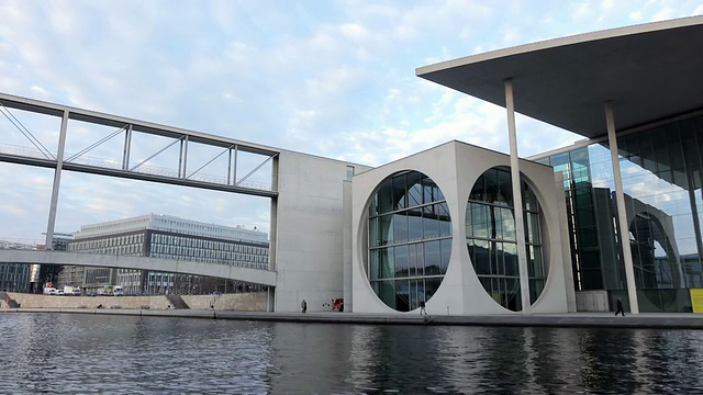 MS Shot of Spree river and Marie Elisabeth Luders Haus /柏林，德国视频素材