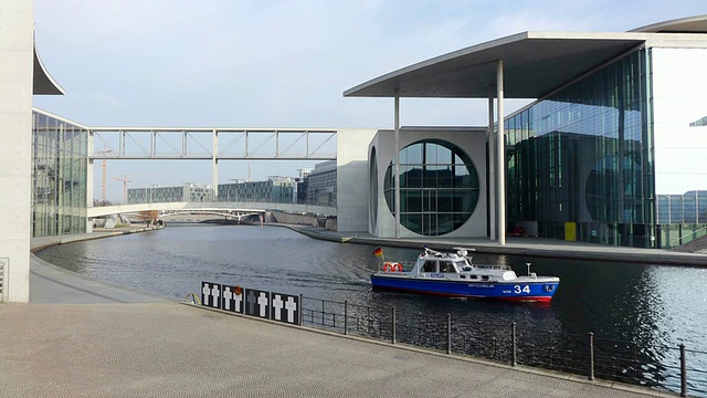 MS Shot of Spree river and Marie Elisabeth Luders Haus /柏林，德国视频素材