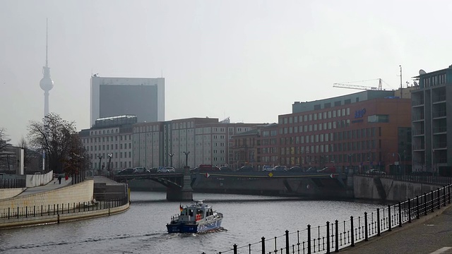 德国柏林，Reichstagsufer施普雷河视频素材