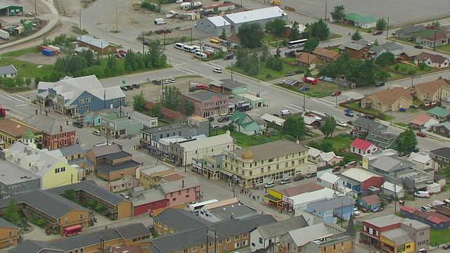 MS AERIAL ZO拍摄于建筑和街道上/ Skagway，阿拉斯加，美国视频素材