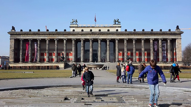 阿尔特斯博物馆和Lustgarten /柏林，德国视频素材