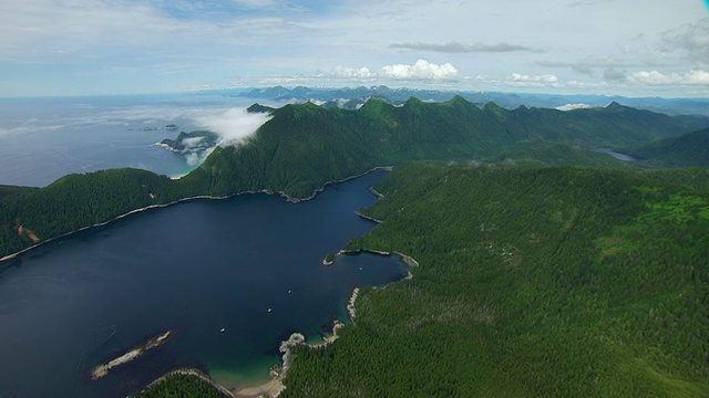 美国阿拉斯加克鲁兹岛西部海岸线和山脉的WS鸟瞰图视频素材