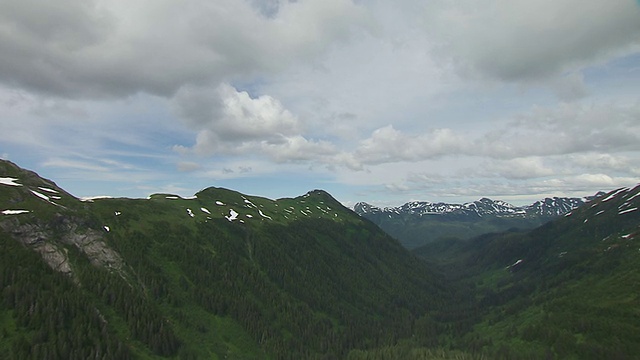 WS鸟瞰图的雪山在远处/ Chichagof岛，阿拉斯加，美国视频素材