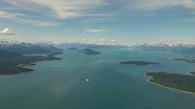 美国阿拉斯加州奇查夫岛，在雪山环绕的冰海峡的游轮上空视频素材