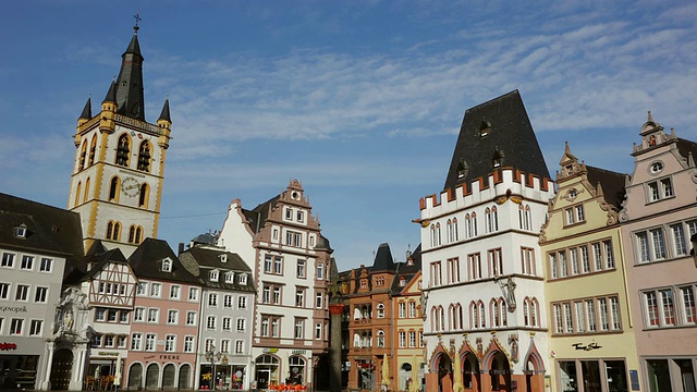 德国莱茵兰普法尔茨特里尔Hauptmarkt(中心市场)WS View with Gangolf church / Trier, Rhineland Palatinate视频素材