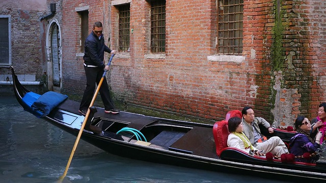 图为意大利威尼托圣马可/威尼斯的游客在运河上享受贡多拉的旅程视频素材