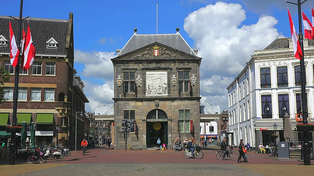 MS Shot of Goudse Waag, Cheese and Craft Museum at Market Square / Gouda，荷兰，南荷兰视频素材