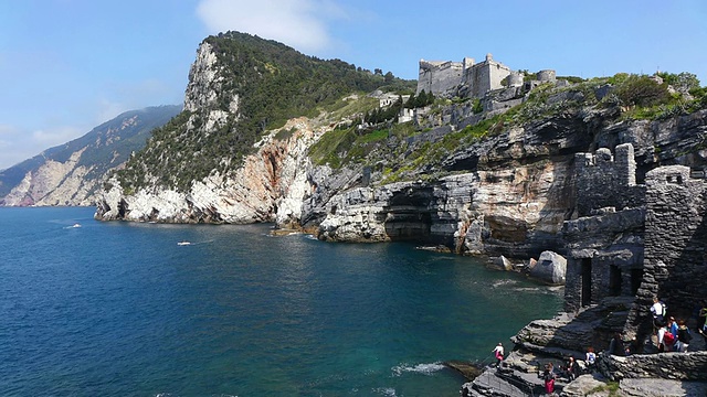 人们在利古里亚海岸，地中海/波托维涅勒，利古里亚，意大利享受视频素材