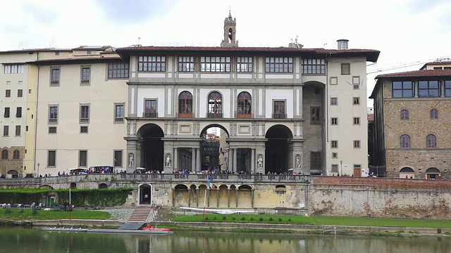 MS Shot of Arno river and Galleria degli Uffizi /佛罗伦萨，托斯卡纳，意大利视频素材