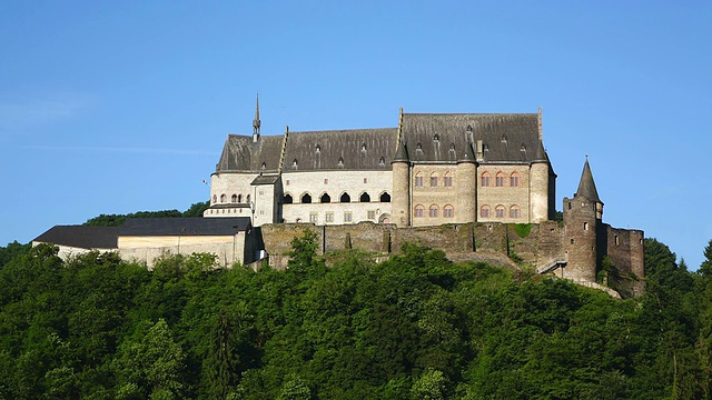 Vianden城堡周围树木景观/ Vianden, Diekirch，卢森堡视频素材