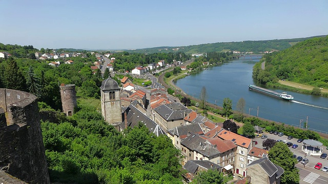 MS照片Le chateau des Ducs de lorraine与路过的货船/ Sierck les Bains, lorraine，法国视频素材