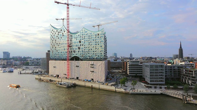 MS Side POV拍摄的Elbphilharmonie，易北河/汉堡，德国视频素材