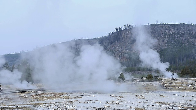 在河火洞的日出附近，喷出蒸汽的间歇泉(饼干盆地)，联合国教科文组织世界遗产。饼干盆，火洞河，黄石国家公园/黄石，怀俄明州，美国视频素材