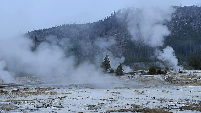 在河火洞日出附近，温泉(饼干盆地)喷出蒸汽的间歇泉(饼干盆地)，联合国教科文组织世界遗产，饼干盆地，北美黄石国家公园/黄石，怀俄明州，美国视频素材