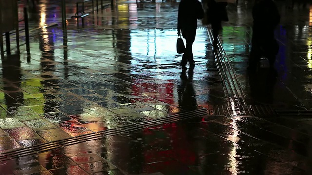 秋叶原/日本东京雨夜，繁忙的步行街映像视频素材