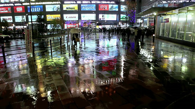 在秋叶原/日本东京的雨夜，繁忙的步行街倒影视频素材