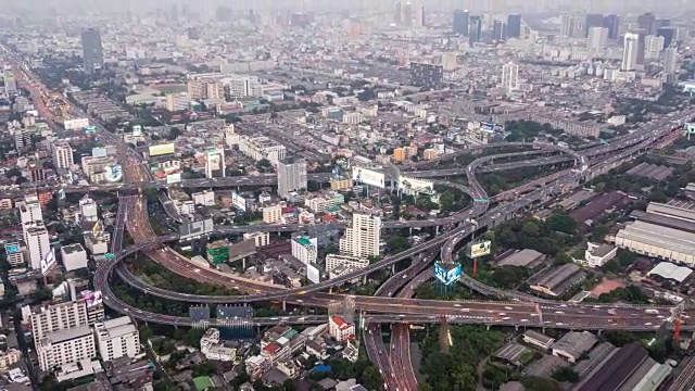 T/L WS HA ZO高速公路与交通黄昏到夜晚过渡/曼谷，泰国视频素材