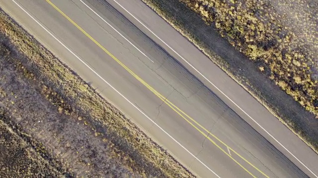 汽车在偏远公路上行驶的鸟瞰图视频素材