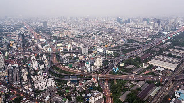 T/L WS HA高速公路与交通黄昏到夜晚过渡/曼谷，泰国视频素材