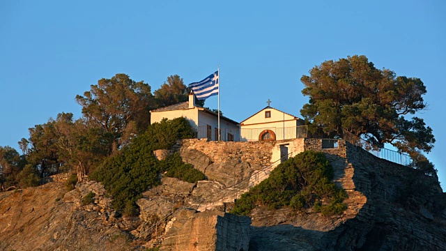 日落时分，在Skopelos岛与Agios Ioannis教堂一起摇滚视频素材