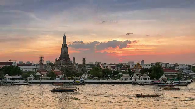 4K延时:Wat Arun Temple或(Wat Arun Ratchawararam Ratchawaramahawihan)横跨湄南河，日落时有大片移动的云和阳光视频素材