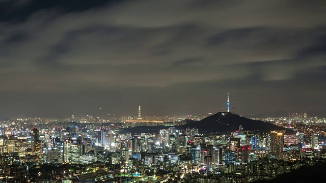 首尔市区南山塔周围的市景日落到夜景视频素材