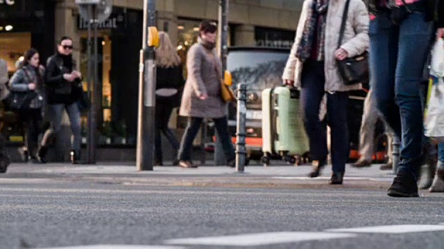 人群穿过街道-低角度的观点视频素材