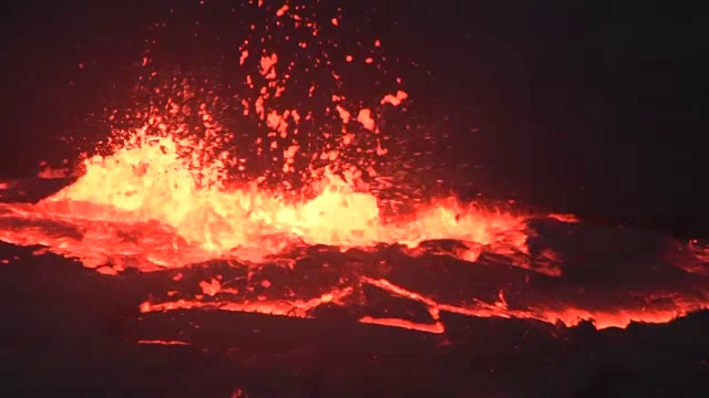 普乌奥火山口的巨型熔岩湖视频下载